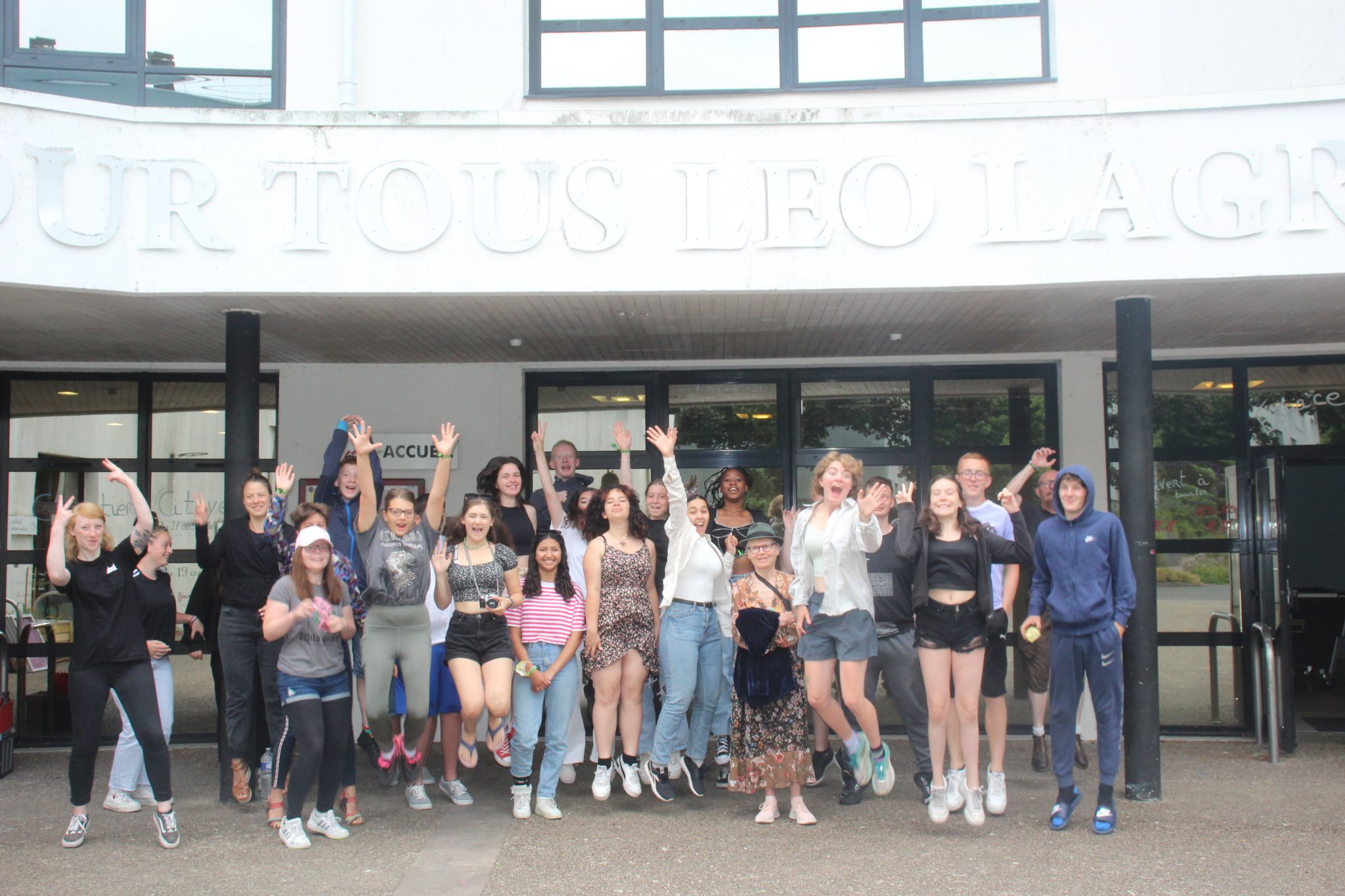 Groupe devant la Maison pour Tous à Cherbourg-en-Cotentin